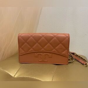 Tory burch quilted leather savannah chain flat wallet crossbody bag